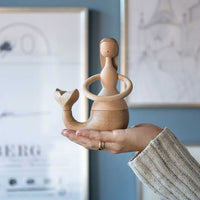 Architectmadeの古典的なマーメイドの木製フィギュアは、1960年にHansBøllingによってデザインされました。マーメイドは、洗練された女性らしいオーラを体現しており、今日必要なハーモニーとバランスをもたらします。それは木製と頭の中で手作りです、フィンとウエストは異なる表現を得るために回転することができます。デンマークのデザインが好きな方に最適なギフトです！