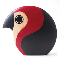 ハンス・ブリングは1961年にディスクスをデザインしました。古代ギリシャの競技に用いられた円盤の形をした鳥‐ディスクス‐にはパイン材が使用され、胸の部分は木そのものの色、カラフルな羽の部分にはハンドペイントが施されており、パイン材ならではの品質がその美しい木目とカラフルなペイントの対比を際立たせています。