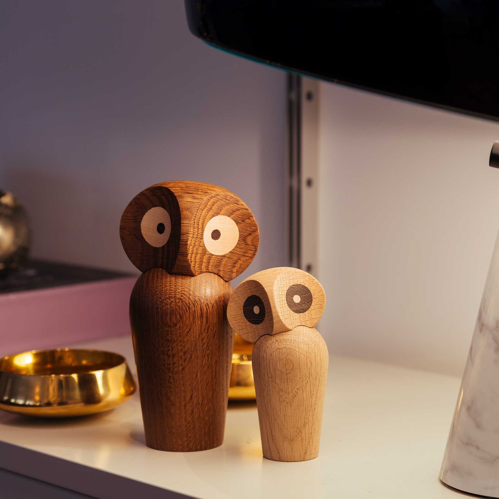 アウルは1960年にポール・エンカー・ハンセンによってデザインされ、回転する頭が色んな表情を創り出します。それが驚きなのか、黙想しているのか、または好奇心なのか。アウルはその日、その時々において見る人の心を反映するのです。