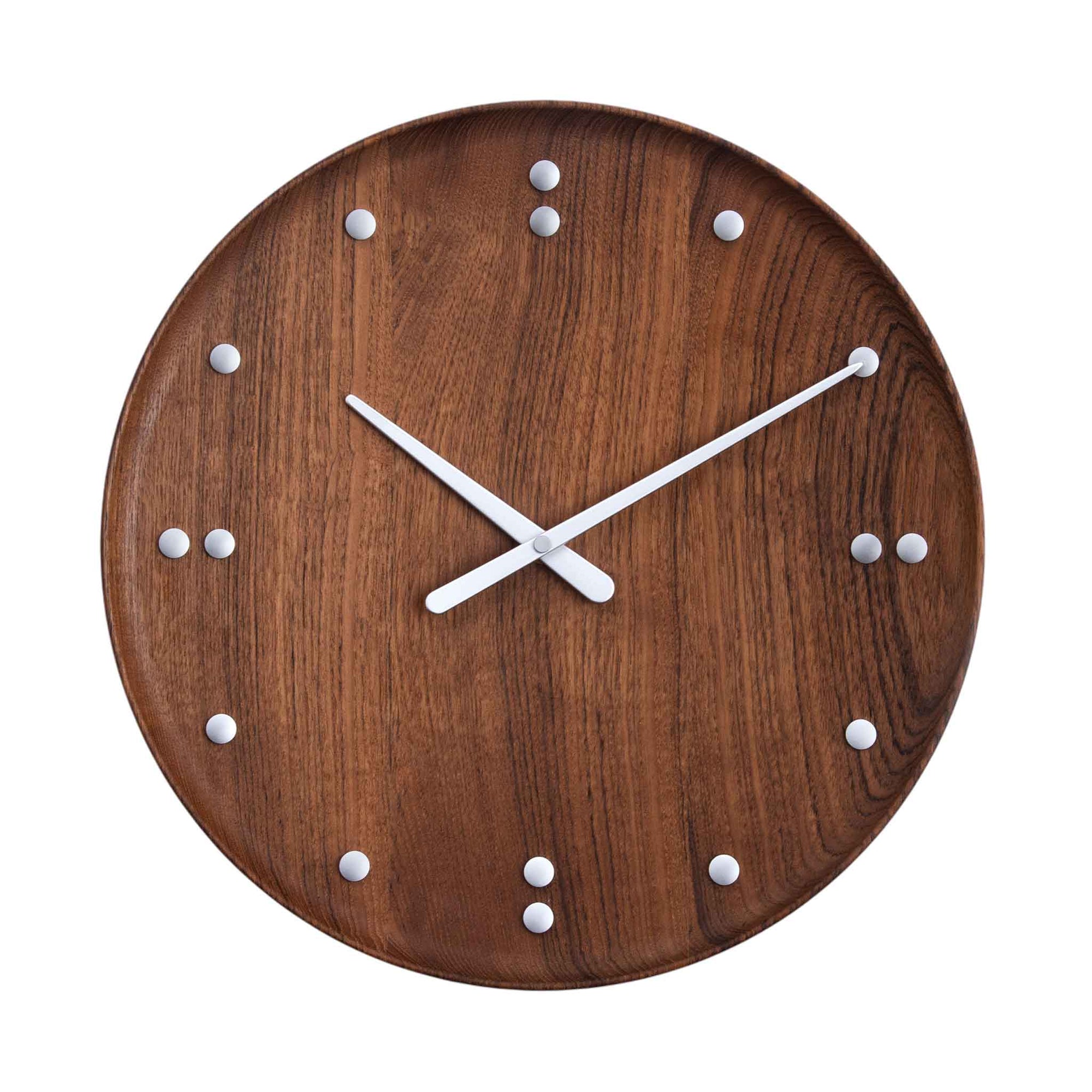 FJ Clock、フィン・ユールの壁時計は、1950年にニューヨークの国際連合信託統治理事会のインテリアのひとつとしてデザインされたもので、フィン・ユールのデザイン美学のエッセンスを色濃く表現しています。チーク材が持つナチュラルな質感が描く曲線と、また文字盤にはアラビア数字を用いずにアルミで目盛を刻むことにより、フィン・ユールのミニマリズムをより完全なものにしています。