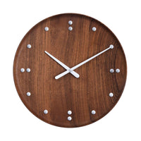 FJ Clock、フィン・ユールの壁時計は、1950年にニューヨークの国際連合信託統治理事会のインテリアのひとつとしてデザインされたもので、フィン・ユールのデザイン美学のエッセンスを色濃く表現しています。チーク材が持つナチュラルな質感が描く曲線と、また文字盤にはアラビア数字を用いずにアルミで目盛を刻むことにより、フィン・ユールのミニマリズムをより完全なものにしています。