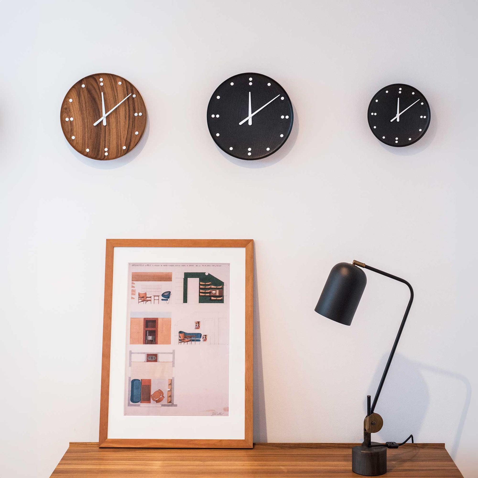 FJ Clock、フィン・ユールの壁時計は、1950年にニューヨークの国際連合信託統治理事会のインテリアのひとつとしてデザインされたもので、フィン・ユールのデザイン美学のエッセンスを色濃く表現しています。チーク材が持つナチュラルな質感が描く曲線と、また文字盤にはアラビア数字を用いずにアルミで目盛を刻むことにより、フィン・ユールのミニマリズムをより完全なものにしています。