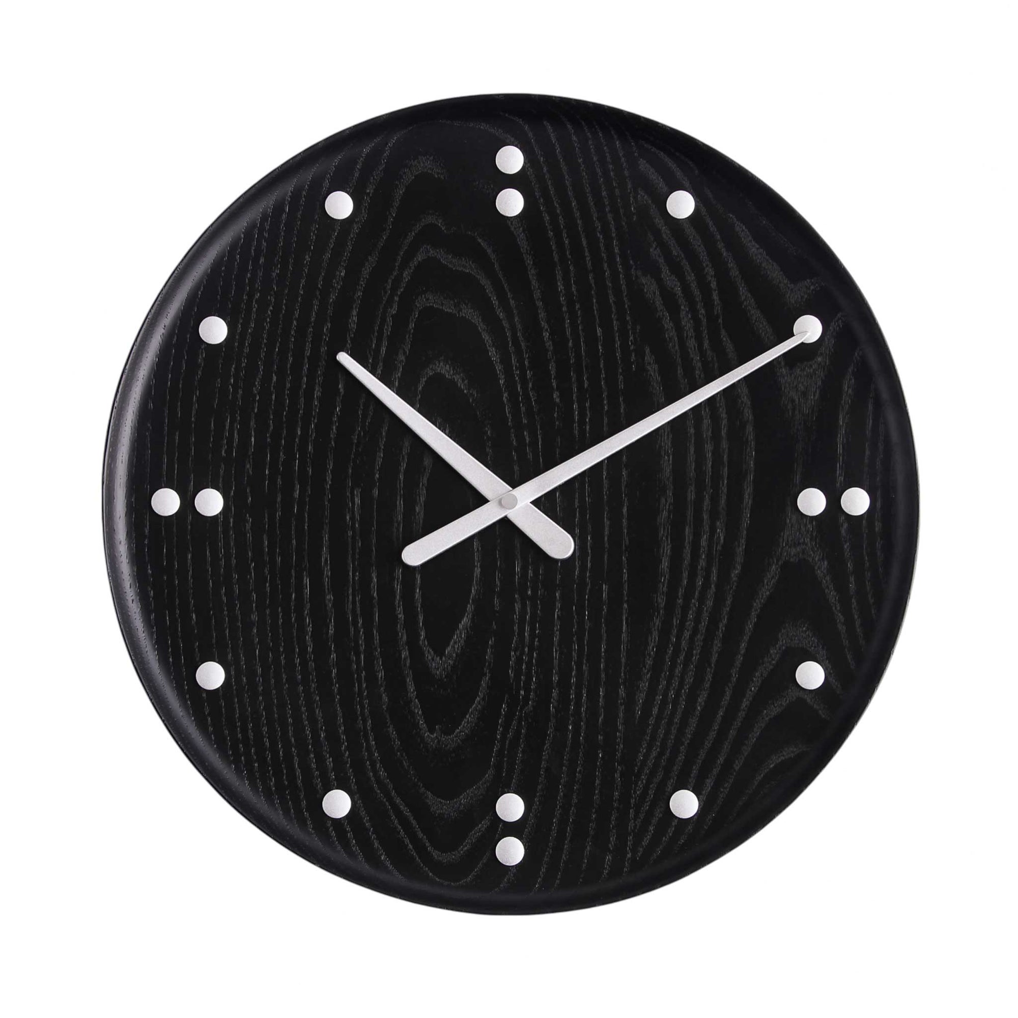 FJ Clock、フィン・ユールの壁時計は、1950年にニューヨークの国際連合信託統治理事会のインテリアのひとつとしてデザインされたもので、フィン・ユールのデザイン美学のエッセンスを色濃く表現しています。チーク材が持つナチュラルな質感が描く曲線と、また文字盤にはアラビア数字を用いずにアルミで目盛を刻むことにより、フィン・ユールのミニマリズムをより完全なものにしています。