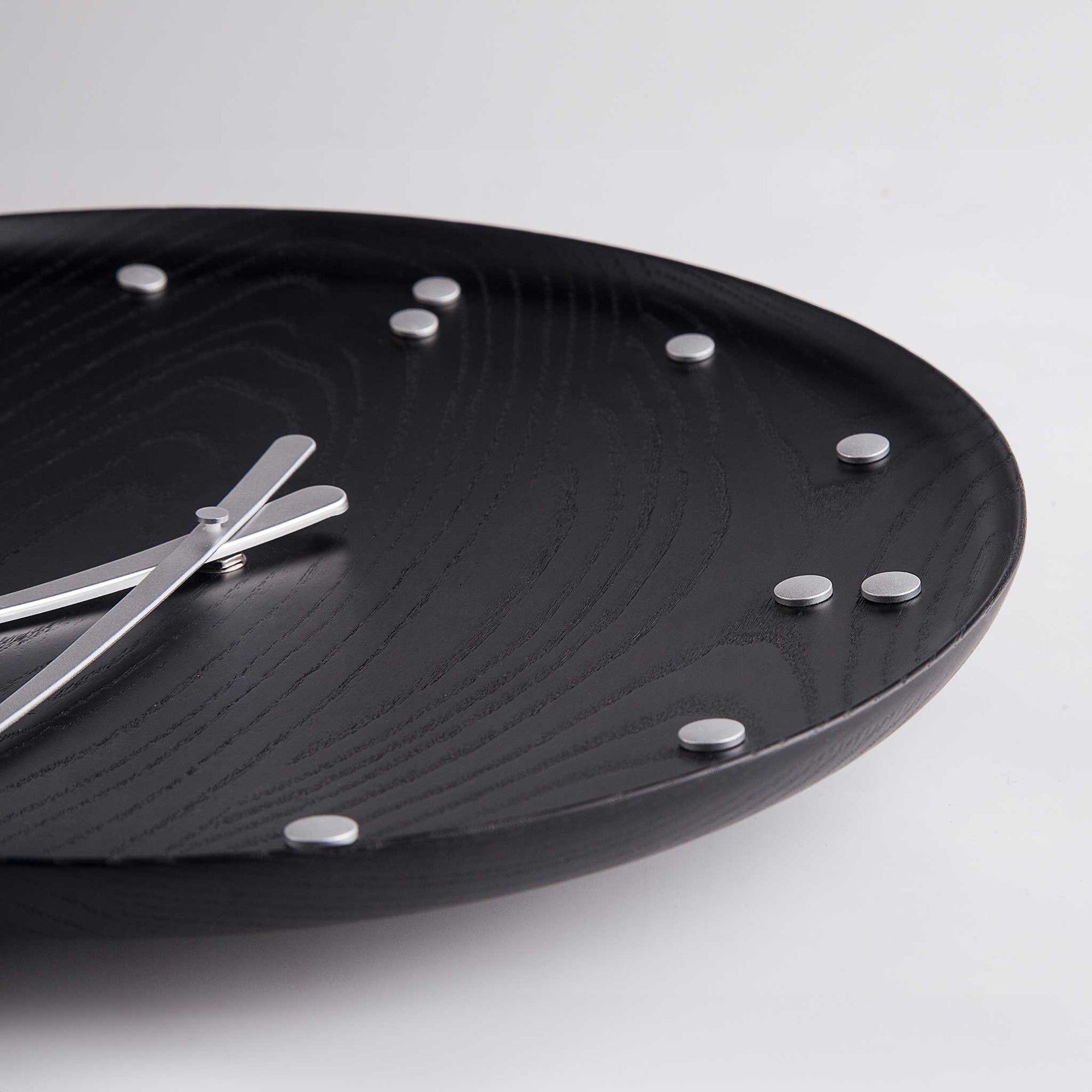 FJ Clock、フィン・ユールの壁時計は、1950年にニューヨークの国際連合信託統治理事会のインテリアのひとつとしてデザインされたもので、フィン・ユールのデザイン美学のエッセンスを色濃く表現しています。チーク材が持つナチュラルな質感が描く曲線と、また文字盤にはアラビア数字を用いずにアルミで目盛を刻むことにより、フィン・ユールのミニマリズムをより完全なものにしています。