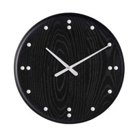 FJ Clock、フィン・ユールの壁時計は、1950年にニューヨークの国際連合信託統治理事会のインテリアのひとつとしてデザインされたもので、フィン・ユールのデザイン美学のエッセンスを色濃く表現しています。チーク材が持つナチュラルな質感が描く曲線と、また文字盤にはアラビア数字を用いずにアルミで目盛を刻むことにより、フィン・ユールのミニマリズムをより完全なものにしています。