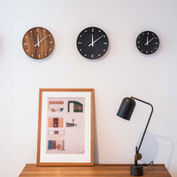 FJ Clock、フィン・ユールの壁時計は、1950年にニューヨークの国際連合信託統治理事会のインテリアのひとつとしてデザインされたもので、フィン・ユールのデザイン美学のエッセンスを色濃く表現しています。チーク材が持つナチュラルな質感が描く曲線と、また文字盤にはアラビア数字を用いずにアルミで目盛を刻むことにより、フィン・ユールのミニマリズムをより完全なものにしています。