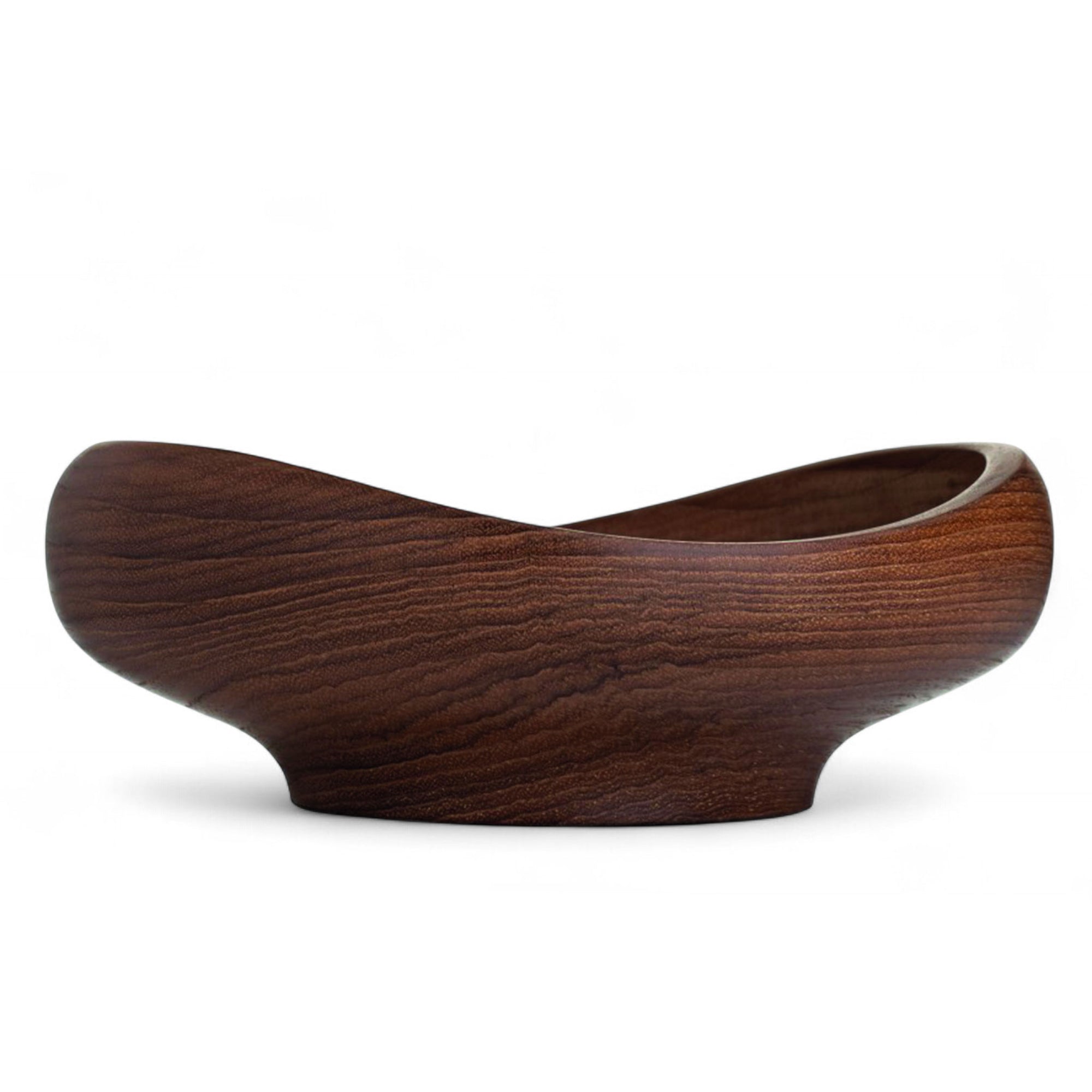 彫刻的なFJボウルは、1951年にデザインされたチンウッド・ボウル・シリーズの中でも最も小さいものです。フィンランドの有名な木製と形と色のバランスの取れた有機的な調和が特長です。材料を最も自然に見せるために、Juhlはティークウッドの有機的なテクスチャと楕円形のうねりのあるリムを対照して脆弱な平衡を打ちます。天然木のシンプルさは幾何学的な複雑さと並置されており、インテリアの設計時に目を引く美しいハーモニーを生み出しています。 FJボウルはチーク材の片から作られた手であり、透明なチークオイルで処理されています。