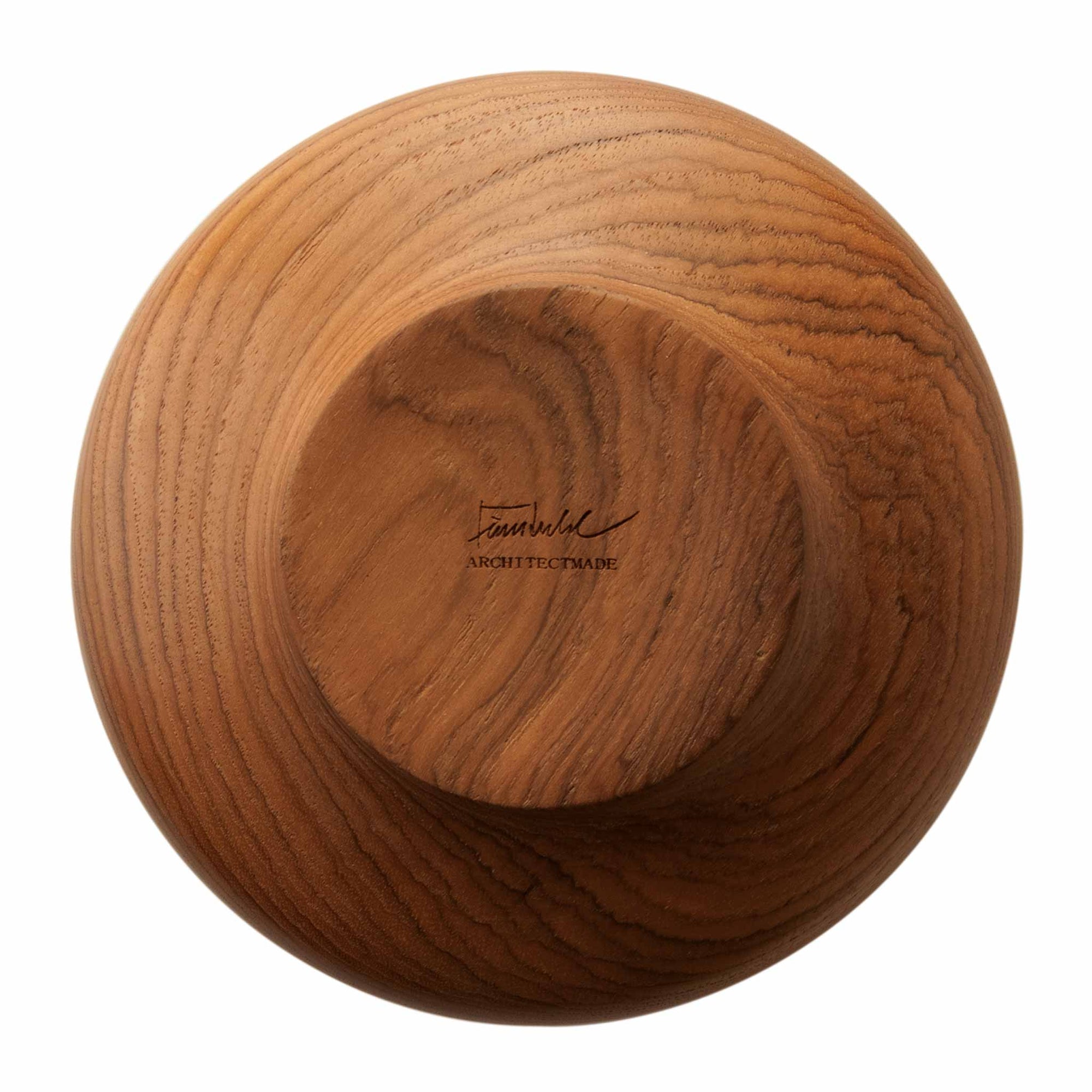 彫刻的なFJボウルは、1951年にデザインされたチンウッド・ボウル・シリーズの中でも最も小さいものです。フィンランドの有名な木製と形と色のバランスの取れた有機的な調和が特長です。材料を最も自然に見せるために、Juhlはティークウッドの有機的なテクスチャと楕円形のうねりのあるリムを対照して脆弱な平衡を打ちます。天然木のシンプルさは幾何学的な複雑さと並置されており、インテリアの設計時に目を引く美しいハーモニーを生み出しています。 FJボウルはチーク材の片から作られた手であり、透明なチークオイルで処理されています。