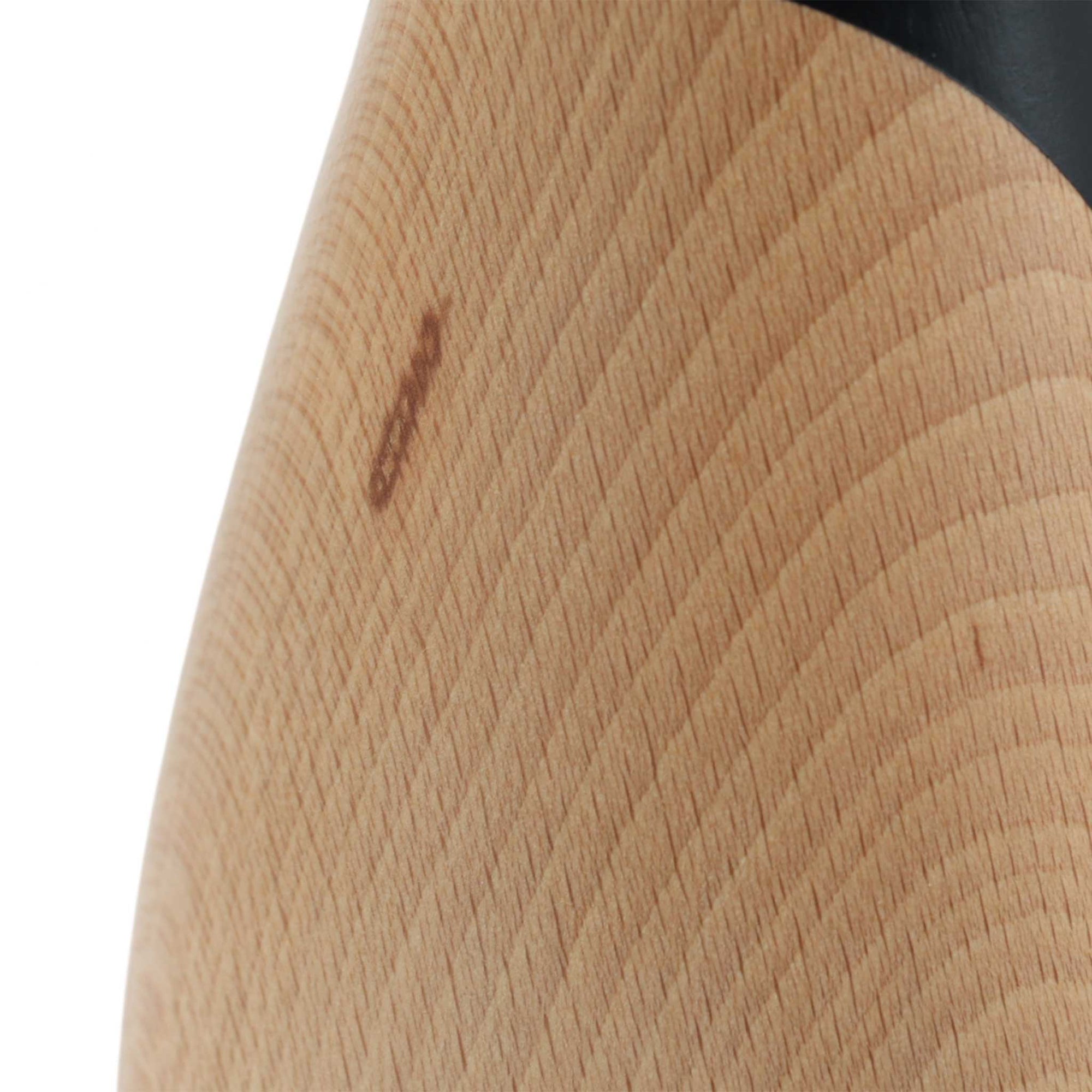 ペンギンは、当初、銀細工師であったハンス・ブンデが自身の大きな姉妹への特別なプレゼントとして1954年に手作りの3羽をデザインしたものです。ハンス・ブンデは、自身の姉妹への愛情と、つがいになった相手に献身的に尽くし生涯添い遂げる一風変わった鳥、ペンギンに魅惑されている自身の気持ちをこめてデザインしました。60年以上の年月が経った今日、3羽のペンギンファミリーの中から、大きなペンギンに小さなペンギンが寄り添う家族の絆の強さを象徴するような2羽を世に送り出せることとなりました。1羽でも、群れをなしていても、並べ方一つでペンギンのエレガントで凛とした佇まいは、家族の絆、そして愛と友情を象徴しています。木目が美しいビーチ材を用いられたペンギンは一つ一つが個性を持っています。