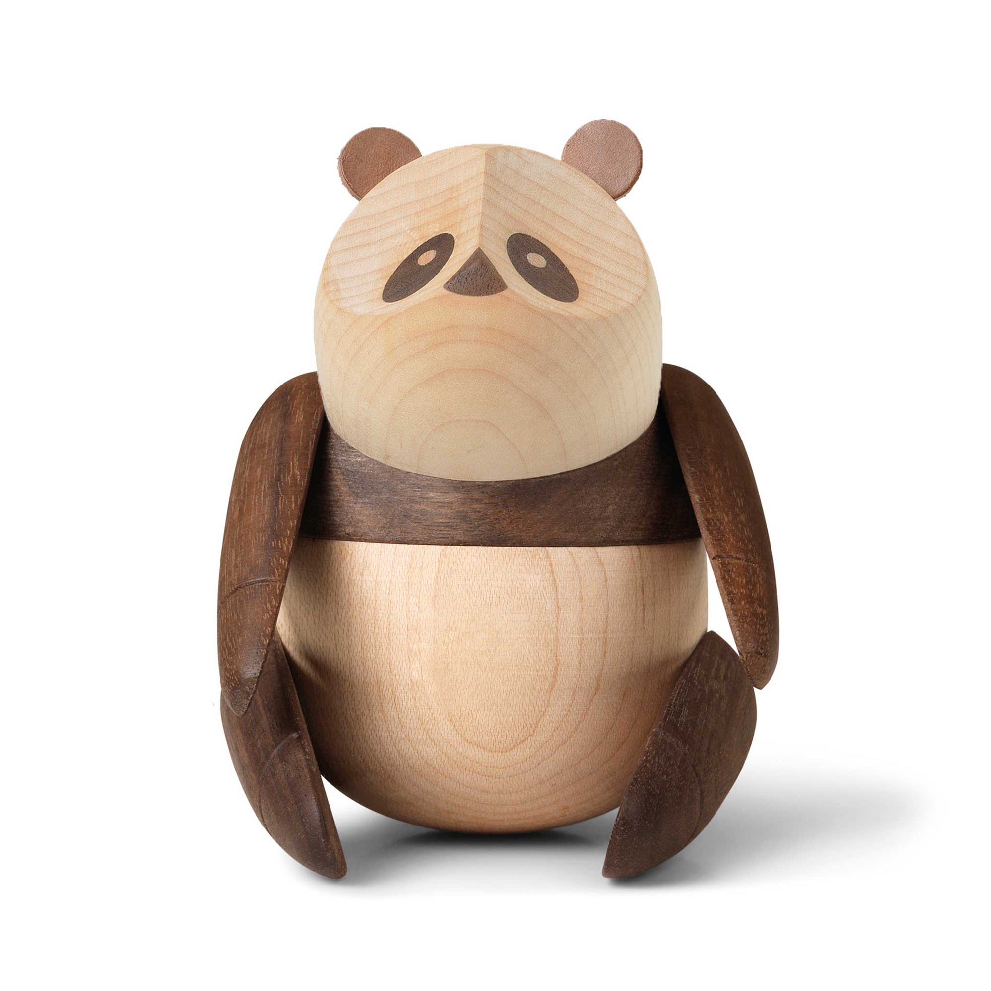 2019年4月、2匹のパンダがコペンハーゲン動物園に来る際、パンダ館をデザインしたBIG(ビャーク・インゲルスグループ）が同時に手掛けた作品で、オープニングイベントの記念品としても使用されました。デンマークでも有名なBIGが手掛けた新しいパンダは、中国の陰陽記号に基づいてデザインされています。中国の哲学では、円の中で陰と陽は互いに対立する属性を持つとともにバランスをとるよう作用しているといわれており、本作はその要素を取り入れたユニークな試みのオブジェです。スモールとラージの２サイズ展開で、パンダの上半身は回転させることが可能です。アームパーツとレッグパーツは取り外せます。