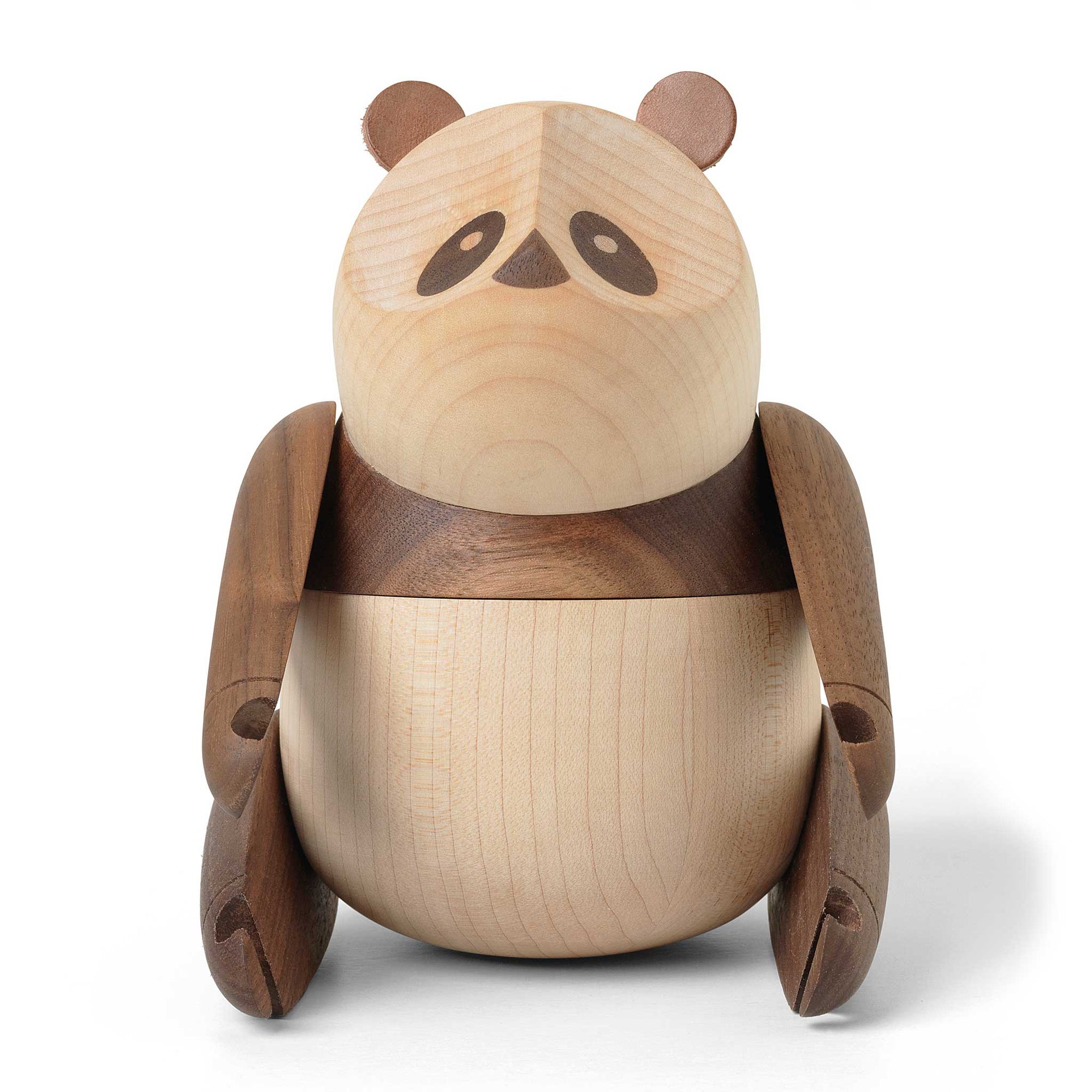 2019年4月、2匹のパンダがコペンハーゲン動物園に来る際、パンダ館をデザインしたBIG(ビャーク・インゲルスグループ）が同時に手掛けた作品で、オープニングイベントの記念品としても使用されました。デンマークでも有名なBIGが手掛けた新しいパンダは、中国の陰陽記号に基づいてデザインされています。中国の哲学では、円の中で陰と陽は互いに対立する属性を持つとともにバランスをとるよう作用しているといわれており、本作はその要素を取り入れたユニークな試みのオブジェです。スモールとラージの２サイズ展開で、パンダの上半身は回転させることが可能です。アームパーツとレッグパーツは取り外せます。