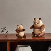 2019年4月、2匹のパンダがコペンハーゲン動物園に来る際、パンダ館をデザインしたBIG(ビャーク・インゲルスグループ）が同時に手掛けた作品で、オープニングイベントの記念品としても使用されました。デンマークでも有名なBIGが手掛けた新しいパンダは、中国の陰陽記号に基づいてデザインされています。中国の哲学では、円の中で陰と陽は互いに対立する属性を持つとともにバランスをとるよう作用しているといわれており、本作はその要素を取り入れたユニークな試みのオブジェです。スモールとラージの２サイズ展開で、パンダの上半身は回転させることが可能です。アームパーツとレッグパーツは取り外せます。