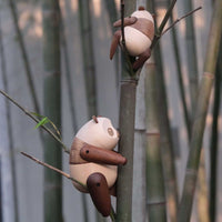 2019年4月、2匹のパンダがコペンハーゲン動物園に来る際、パンダ館をデザインしたBIG(ビャーク・インゲルスグループ）が同時に手掛けた作品で、オープニングイベントの記念品としても使用されました。デンマークでも有名なBIGが手掛けた新しいパンダは、中国の陰陽記号に基づいてデザインされています。中国の哲学では、円の中で陰と陽は互いに対立する属性を持つとともにバランスをとるよう作用しているといわれており、本作はその要素を取り入れたユニークな試みのオブジェです。スモールとラージの２サイズ展開で、パンダの上半身は回転させることが可能です。アームパーツとレッグパーツは取り外せます。