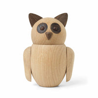 2013年、Nikolaj Klitgaardは祖父のワークショップで最初のBuboを手作りしました。木工に対する情熱と細部を見る目を持ち続けながら技術を磨き、今回、大小2種のサイズのファミリーを生み出しました。ヘッドパーツは自由に動かすことができ、また、アームパーツは内部の磁石により色々な方向に傾けることも可能です。Buboに様々な表情をつけてお楽しみください。