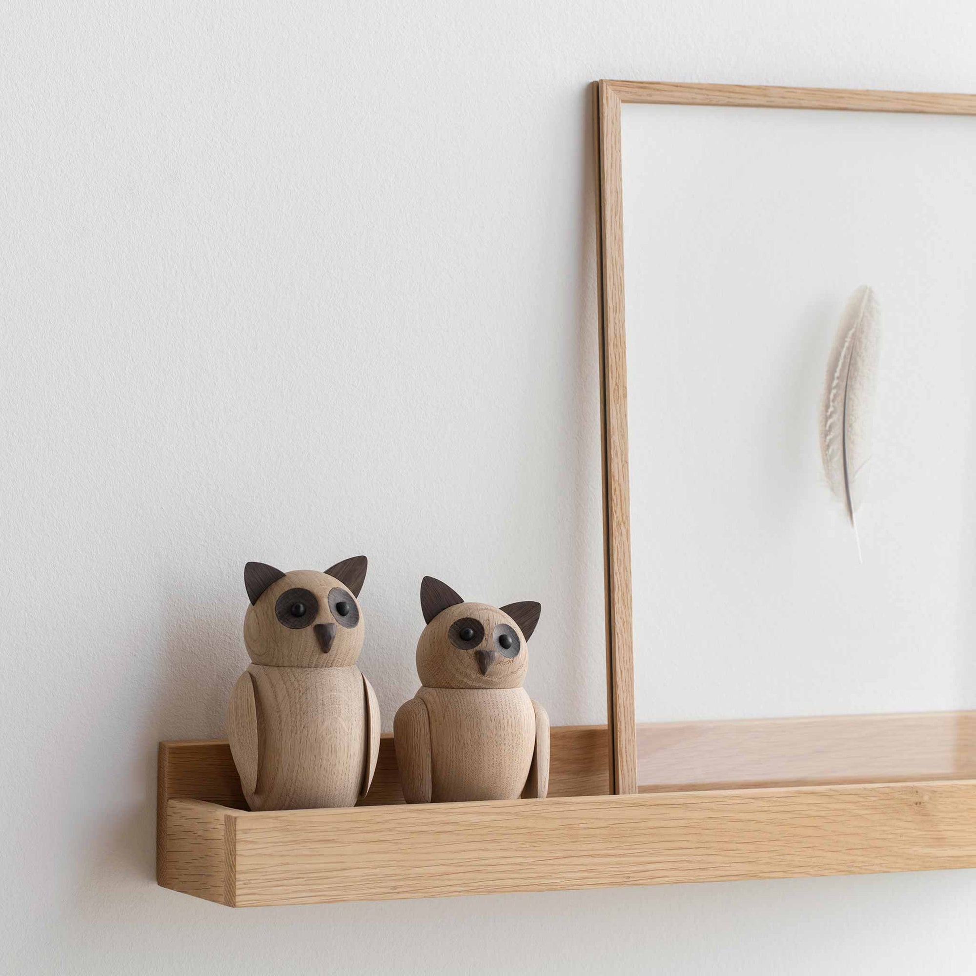 2013年、Nikolaj Klitgaardは祖父のワークショップで最初のBuboを手作りしました。木工に対する情熱と細部を見る目を持ち続けながら技術を磨き、今回、大小2種のサイズのファミリーを生み出しました。ヘッドパーツは自由に動かすことができ、また、アームパーツは内部の磁石により色々な方向に傾けることも可能です。Buboに様々な表情をつけてお楽しみください。