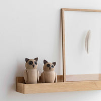 2013年、Nikolaj Klitgaardは祖父のワークショップで最初のBuboを手作りしました。木工に対する情熱と細部を見る目を持ち続けながら技術を磨き、今回、大小2種のサイズのファミリーを生み出しました。ヘッドパーツは自由に動かすことができ、また、アームパーツは内部の磁石により色々な方向に傾けることも可能です。Buboに様々な表情をつけてお楽しみください。