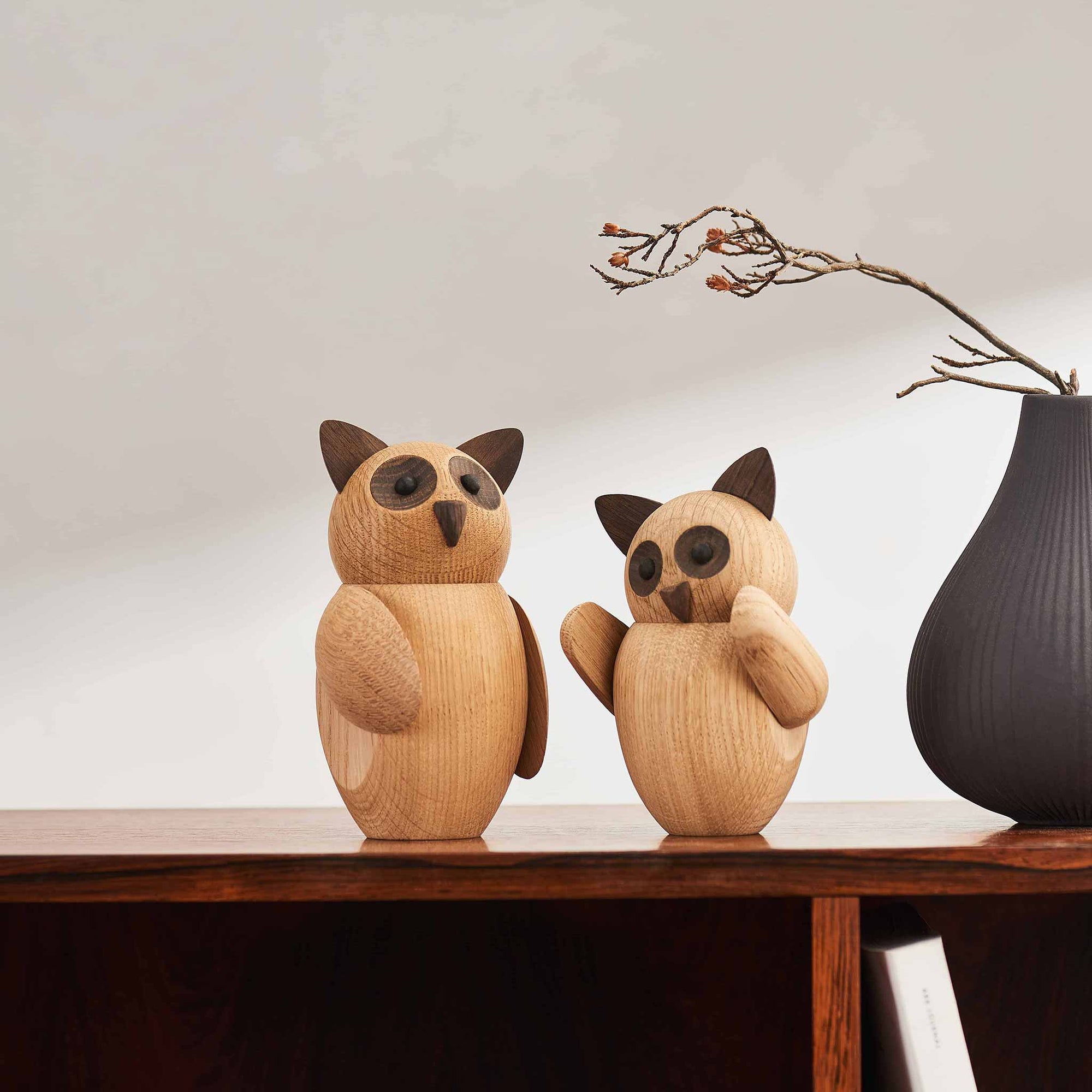 2013年、Nikolaj Klitgaardは祖父のワークショップで最初のBuboを手作りしました。木工に対する情熱と細部を見る目を持ち続けながら技術を磨き、今回、大小2種のサイズのファミリーを生み出しました。ヘッドパーツは自由に動かすことができ、また、アームパーツは内部の磁石により色々な方向に傾けることも可能です。Buboに様々な表情をつけてお楽しみください。