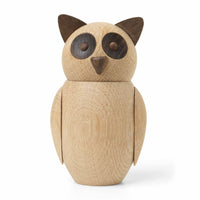 2013年、Nikolaj Klitgaardは祖父のワークショップで最初のBuboを手作りしました。木工に対する情熱と細部を見る目を持ち続けながら技術を磨き、今回、大小2種のサイズのファミリーを生み出しました。ヘッドパーツは自由に動かすことができ、また、アームパーツは内部の磁石により色々な方向に傾けることも可能です。Buboに様々な表情をつけてお楽しみください。