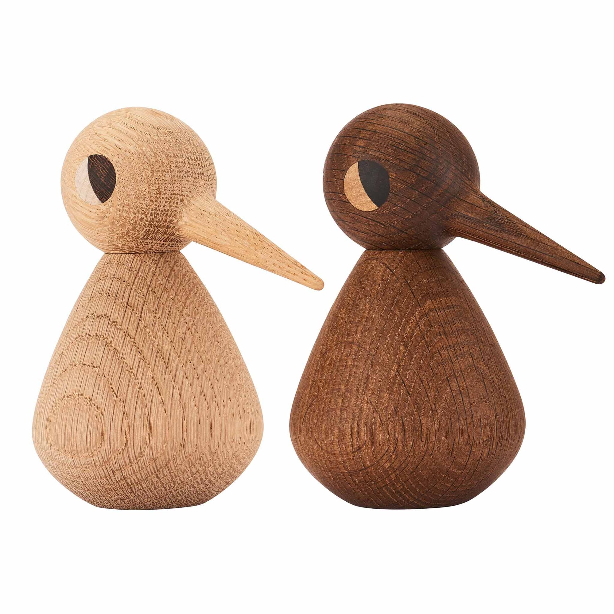 デンマークのデザイナーであるクリスチャン・ヴェデルが1959年に発表した鳥のオブジェをARCHITECTMADE社が復刻したものです。ボディを上下反対にしたり、ネックの角度を変える事により鳥たちの色々な表情を生み出します。オーク材仕様でカラーがスモークとナチュラルの２色展開です。どちらのサイズも専用の箱に収められていますが、Sサイズはくちばしが箱から飛び出したような形になっています。