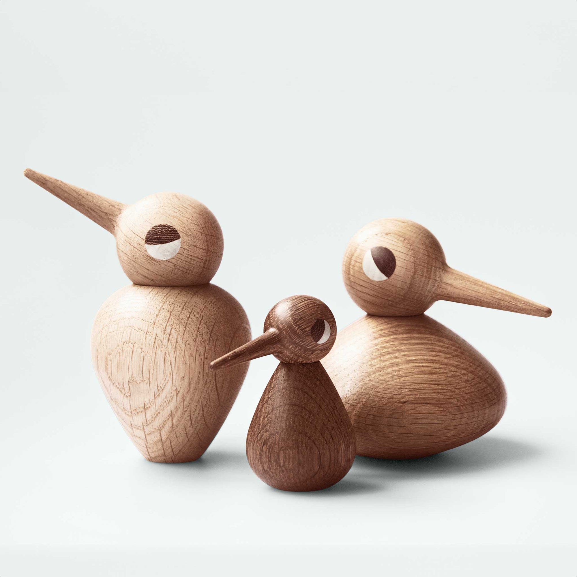 デンマークのデザイナーであるクリスチャン・ヴェデルが1959年に発表した鳥のオブジェをARCHITECTMADE社が復刻したものです。ボディを上下反対にしたり、ネックの角度を変える事により鳥たちの色々な表情を生み出します。オーク材仕様でカラーがスモークとナチュラルの２色展開です。どちらのサイズも専用の箱に収められていますが、Sサイズはくちばしが箱から飛び出したような形になっています。