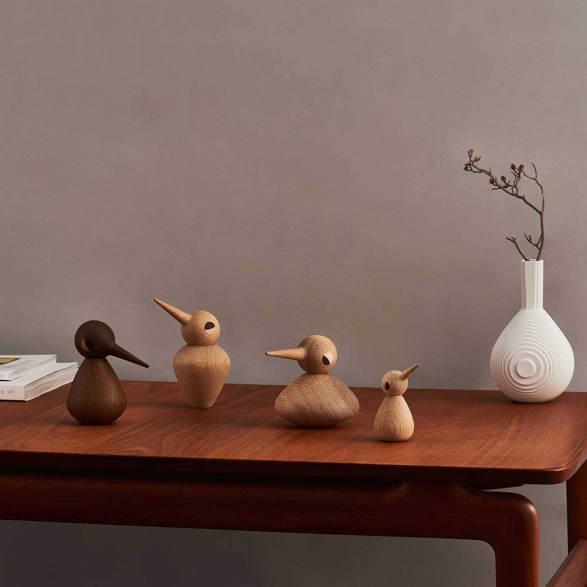 デンマークのデザイナーであるクリスチャン・ヴェデルが1959年に発表した鳥のオブジェをARCHITECTMADE社が復刻したものです。ボディを上下反対にしたり、ネックの角度を変える事により鳥たちの色々な表情を生み出します。オーク材仕様でカラーがスモークとナチュラルの２色展開です。どちらのサイズも専用の箱に収められていますが、Sサイズはくちばしが箱から飛び出したような形になっています。