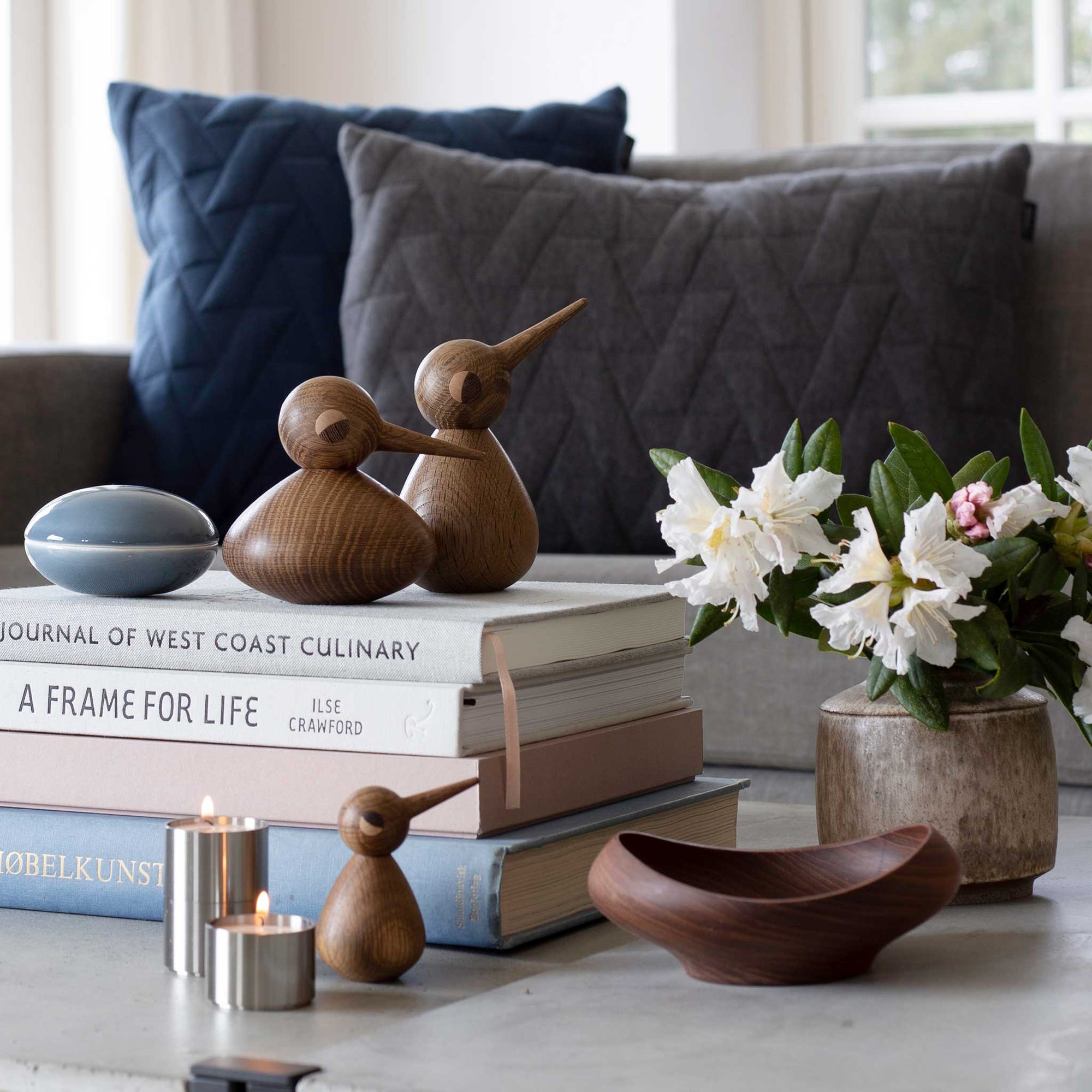 デンマークのデザイナーであるクリスチャン・ヴェデルが1959年に発表した鳥のオブジェをARCHITECTMADE社が復刻したものです。ボディを上下反対にしたり、ネックの角度を変える事により鳥たちの色々な表情を生み出します。オーク材仕様でカラーがスモークとナチュラルの２色展開です。どちらのサイズも専用の箱に収められていますが、Sサイズはくちばしが箱から飛び出したような形になっています。