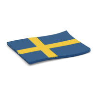 Larssons Tra（ラッセントレー）は、1946年にスウェーデンで創業した、北欧木工文化を代表するインテリア雑貨ブランドです。白樺や松など、北欧の厳しい気候の中で育った木材を厳選し、木目や繊維方向、乾燥特性まで考慮した設計と加工によって、素材本来の美しさと耐久性を丁寧に引き出しています。装飾を過度に施さず、形状・比率・余白によって表現されるミニマルな造形は、スウェーデンデザインの思想そのものとも言えます。オーナメントや木製雑貨、インテリア小物を中心に、量産でありながら工芸品に近い品質基準を維持し、空間に置いたときの佇まいや光の当たり方、経年による色味の変化までを見据えたものづくりによって、暮らしの質を静かに高めるスウェーデンの老舗ブランドです。