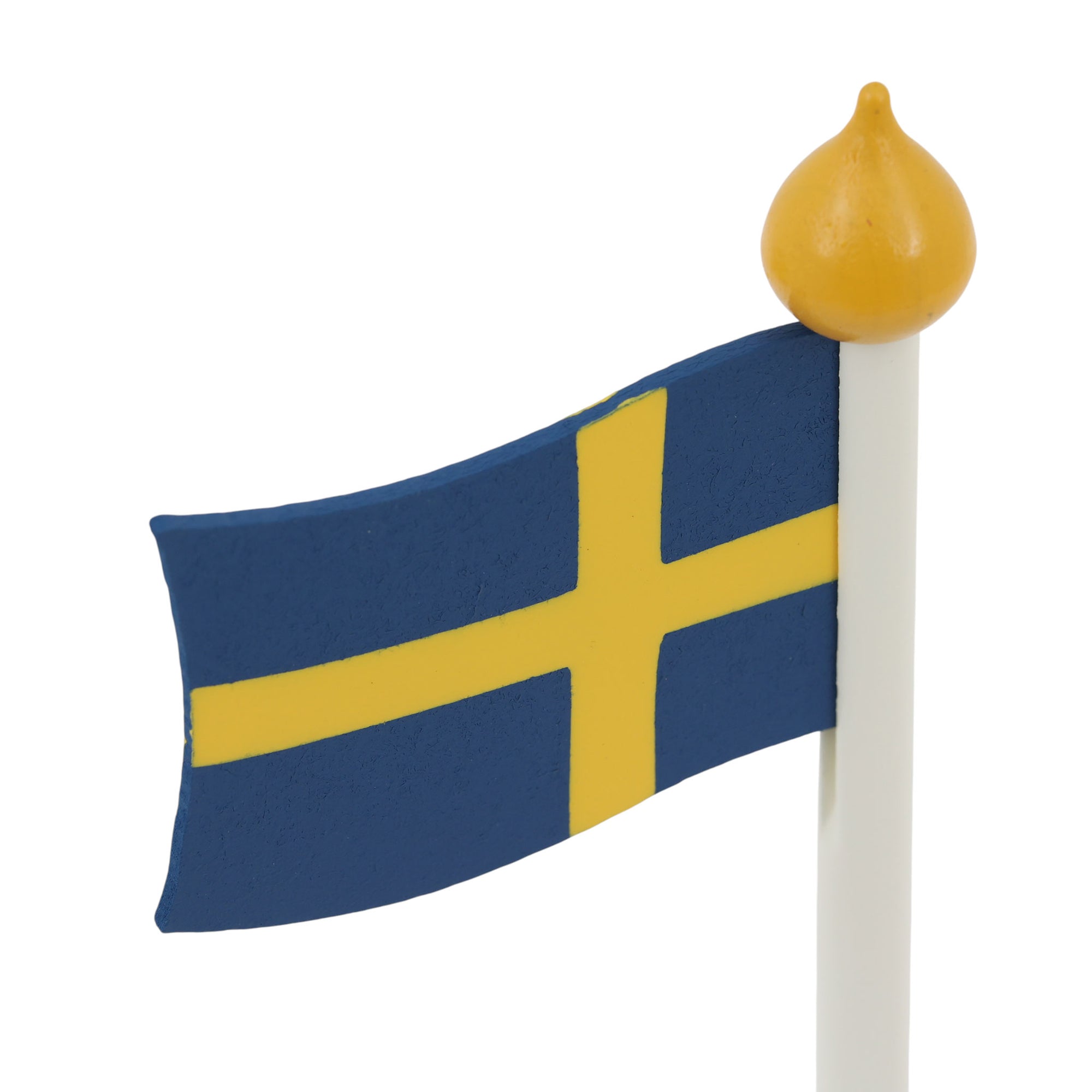 Larssons Tra（ラッセントレー）は、1946年にスウェーデンで創業した、北欧木工文化を代表するインテリア雑貨ブランドです。白樺や松など、北欧の厳しい気候の中で育った木材を厳選し、木目や繊維方向、乾燥特性まで考慮した設計と加工によって、素材本来の美しさと耐久性を丁寧に引き出しています。装飾を過度に施さず、形状・比率・余白によって表現されるミニマルな造形は、スウェーデンデザインの思想そのものとも言えます。オーナメントや木製雑貨、インテリア小物を中心に、量産でありながら工芸品に近い品質基準を維持し、空間に置いたときの佇まいや光の当たり方、経年による色味の変化までを見据えたものづくりによって、暮らしの質を静かに高めるスウェーデンの老舗ブランドです。