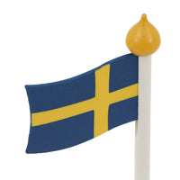 Larssons Tra（ラッセントレー）は、1946年にスウェーデンで創業した、北欧木工文化を代表するインテリア雑貨ブランドです。白樺や松など、北欧の厳しい気候の中で育った木材を厳選し、木目や繊維方向、乾燥特性まで考慮した設計と加工によって、素材本来の美しさと耐久性を丁寧に引き出しています。装飾を過度に施さず、形状・比率・余白によって表現されるミニマルな造形は、スウェーデンデザインの思想そのものとも言えます。オーナメントや木製雑貨、インテリア小物を中心に、量産でありながら工芸品に近い品質基準を維持し、空間に置いたときの佇まいや光の当たり方、経年による色味の変化までを見据えたものづくりによって、暮らしの質を静かに高めるスウェーデンの老舗ブランドです。