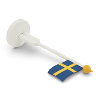 Larssons Tra（ラッセントレー）は、1946年にスウェーデンで創業した、北欧木工文化を代表するインテリア雑貨ブランドです。白樺や松など、北欧の厳しい気候の中で育った木材を厳選し、木目や繊維方向、乾燥特性まで考慮した設計と加工によって、素材本来の美しさと耐久性を丁寧に引き出しています。装飾を過度に施さず、形状・比率・余白によって表現されるミニマルな造形は、スウェーデンデザインの思想そのものとも言えます。オーナメントや木製雑貨、インテリア小物を中心に、量産でありながら工芸品に近い品質基準を維持し、空間に置いたときの佇まいや光の当たり方、経年による色味の変化までを見据えたものづくりによって、暮らしの質を静かに高めるスウェーデンの老舗ブランドです。