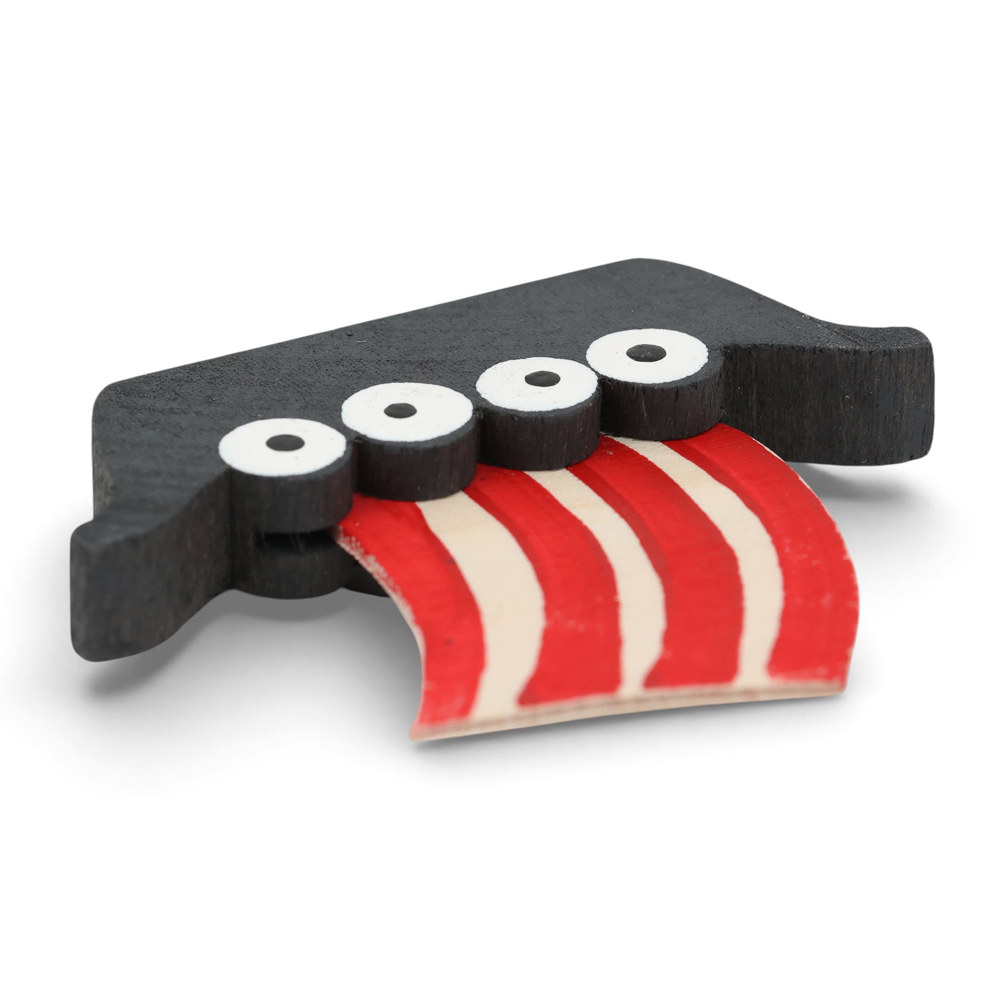 Larssons Tra（ラッセントレー）は、1946年にスウェーデンで創業した、北欧木工文化を代表するインテリア雑貨ブランドです。白樺や松など、北欧の厳しい気候の中で育った木材を厳選し、木目や繊維方向、乾燥特性まで考慮した設計と加工によって、素材本来の美しさと耐久性を丁寧に引き出しています。装飾を過度に施さず、形状・比率・余白によって表現されるミニマルな造形は、スウェーデンデザインの思想そのものとも言えます。オーナメントや木製雑貨、インテリア小物を中心に、量産でありながら工芸品に近い品質基準を維持し、空間に置いたときの佇まいや光の当たり方、経年による色味の変化までを見据えたものづくりによって、暮らしの質を静かに高めるスウェーデンの老舗ブランドです。