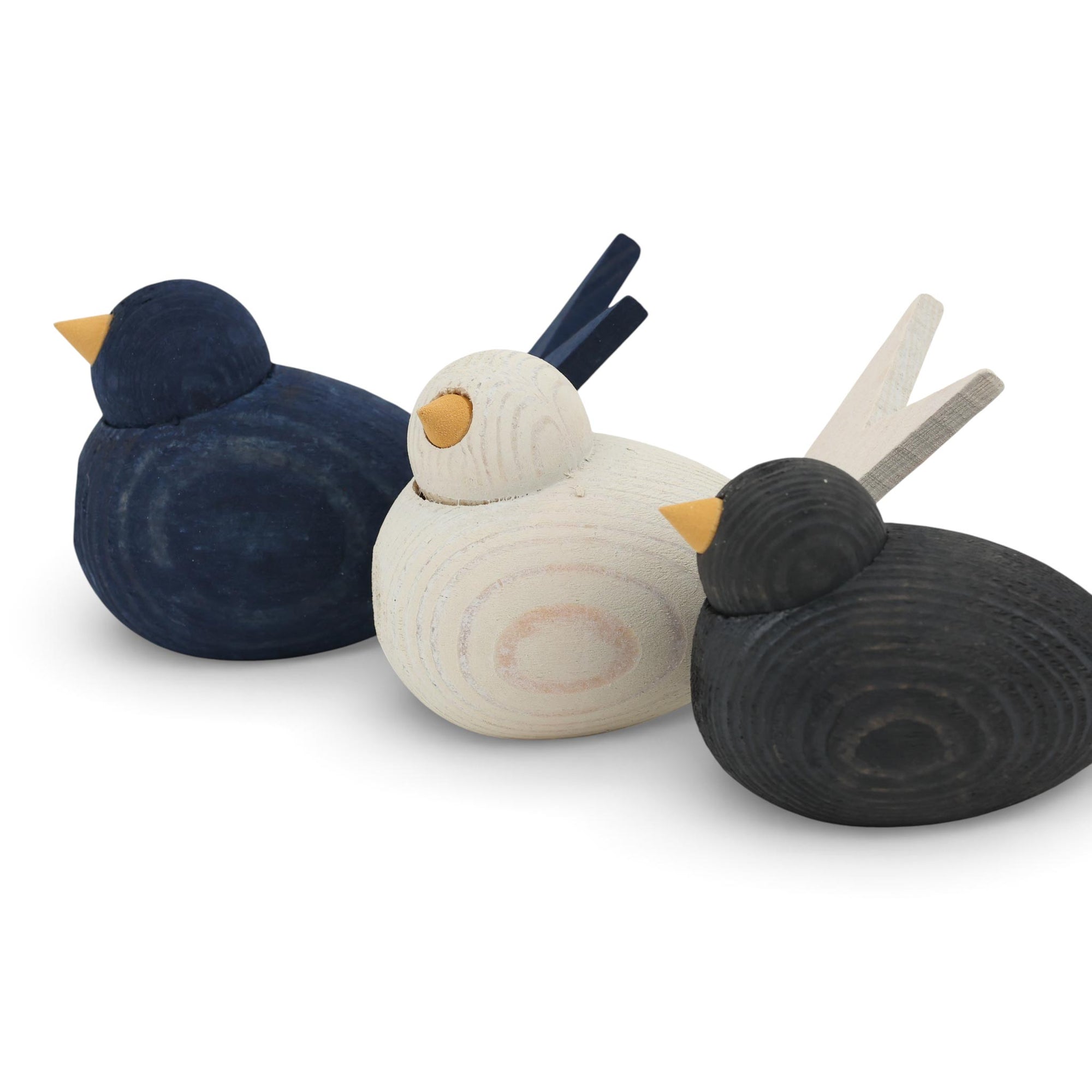 Larssons Tra（ラッセントレー）は、1946年にスウェーデンで創業した、北欧木工文化を代表するインテリア雑貨ブランドです。白樺や松など、北欧の厳しい気候の中で育った木材を厳選し、木目や繊維方向、乾燥特性まで考慮した設計と加工によって、素材本来の美しさと耐久性を丁寧に引き出しています。装飾を過度に施さず、形状・比率・余白によって表現されるミニマルな造形は、スウェーデンデザインの思想そのものとも言えます。オーナメントや木製雑貨、インテリア小物を中心に、量産でありながら工芸品に近い品質基準を維持し、空間に置いたときの佇まいや光の当たり方、経年による色味の変化までを見据えたものづくりによって、暮らしの質を静かに高めるスウェーデンの老舗ブランドです。