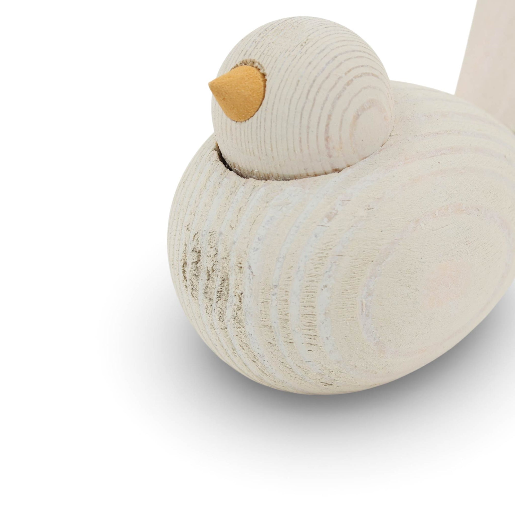 Larssons Tra（ラッセントレー）は、1946年にスウェーデンで創業した、北欧木工文化を代表するインテリア雑貨ブランドです。白樺や松など、北欧の厳しい気候の中で育った木材を厳選し、木目や繊維方向、乾燥特性まで考慮した設計と加工によって、素材本来の美しさと耐久性を丁寧に引き出しています。装飾を過度に施さず、形状・比率・余白によって表現されるミニマルな造形は、スウェーデンデザインの思想そのものとも言えます。オーナメントや木製雑貨、インテリア小物を中心に、量産でありながら工芸品に近い品質基準を維持し、空間に置いたときの佇まいや光の当たり方、経年による色味の変化までを見据えたものづくりによって、暮らしの質を静かに高めるスウェーデンの老舗ブランドです。