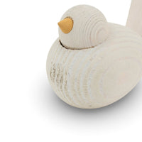 Larssons Tra（ラッセントレー）は、1946年にスウェーデンで創業した、北欧木工文化を代表するインテリア雑貨ブランドです。白樺や松など、北欧の厳しい気候の中で育った木材を厳選し、木目や繊維方向、乾燥特性まで考慮した設計と加工によって、素材本来の美しさと耐久性を丁寧に引き出しています。装飾を過度に施さず、形状・比率・余白によって表現されるミニマルな造形は、スウェーデンデザインの思想そのものとも言えます。オーナメントや木製雑貨、インテリア小物を中心に、量産でありながら工芸品に近い品質基準を維持し、空間に置いたときの佇まいや光の当たり方、経年による色味の変化までを見据えたものづくりによって、暮らしの質を静かに高めるスウェーデンの老舗ブランドです。