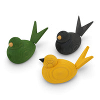 Larssons Tra（ラッセントレー）は、1946年にスウェーデンで創業した、北欧木工文化を代表するインテリア雑貨ブランドです。白樺や松など、北欧の厳しい気候の中で育った木材を厳選し、木目や繊維方向、乾燥特性まで考慮した設計と加工によって、素材本来の美しさと耐久性を丁寧に引き出しています。装飾を過度に施さず、形状・比率・余白によって表現されるミニマルな造形は、スウェーデンデザインの思想そのものとも言えます。オーナメントや木製雑貨、インテリア小物を中心に、量産でありながら工芸品に近い品質基準を維持し、空間に置いたときの佇まいや光の当たり方、経年による色味の変化までを見据えたものづくりによって、暮らしの質を静かに高めるスウェーデンの老舗ブランドです。