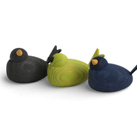 Larssons Tra（ラッセントレー）は、1946年にスウェーデンで創業した、北欧木工文化を代表するインテリア雑貨ブランドです。白樺や松など、北欧の厳しい気候の中で育った木材を厳選し、木目や繊維方向、乾燥特性まで考慮した設計と加工によって、素材本来の美しさと耐久性を丁寧に引き出しています。装飾を過度に施さず、形状・比率・余白によって表現されるミニマルな造形は、スウェーデンデザインの思想そのものとも言えます。オーナメントや木製雑貨、インテリア小物を中心に、量産でありながら工芸品に近い品質基準を維持し、空間に置いたときの佇まいや光の当たり方、経年による色味の変化までを見据えたものづくりによって、暮らしの質を静かに高めるスウェーデンの老舗ブランドです。