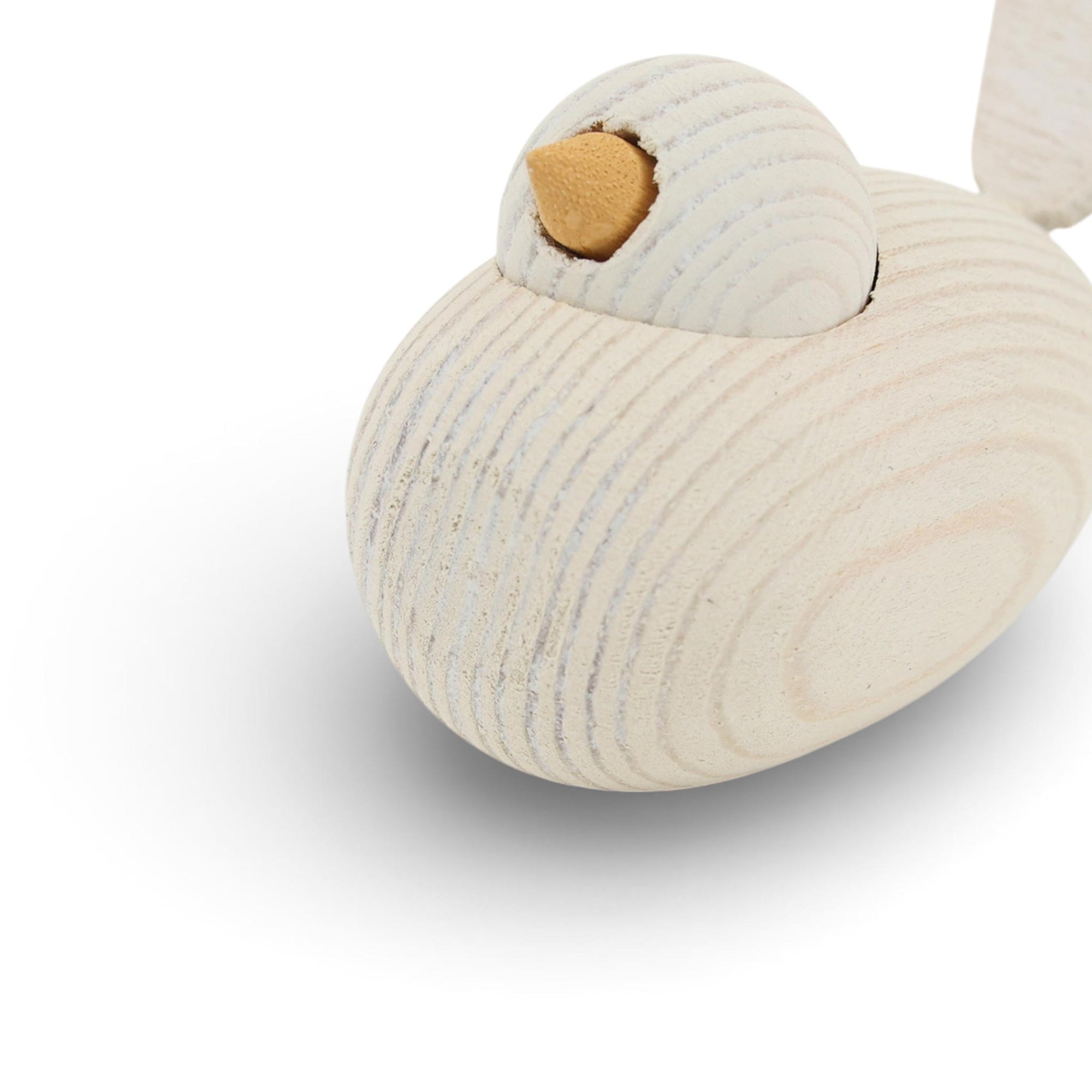 Larssons Tra（ラッセントレー）は、1946年にスウェーデンで創業した、北欧木工文化を代表するインテリア雑貨ブランドです。白樺や松など、北欧の厳しい気候の中で育った木材を厳選し、木目や繊維方向、乾燥特性まで考慮した設計と加工によって、素材本来の美しさと耐久性を丁寧に引き出しています。装飾を過度に施さず、形状・比率・余白によって表現されるミニマルな造形は、スウェーデンデザインの思想そのものとも言えます。オーナメントや木製雑貨、インテリア小物を中心に、量産でありながら工芸品に近い品質基準を維持し、空間に置いたときの佇まいや光の当たり方、経年による色味の変化までを見据えたものづくりによって、暮らしの質を静かに高めるスウェーデンの老舗ブランドです。