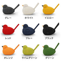 Larssons Tra（ラッセントレー）は、1946年にスウェーデンで創業した、北欧木工文化を代表するインテリア雑貨ブランドです。白樺や松など、北欧の厳しい気候の中で育った木材を厳選し、木目や繊維方向、乾燥特性まで考慮した設計と加工によって、素材本来の美しさと耐久性を丁寧に引き出しています。装飾を過度に施さず、形状・比率・余白によって表現されるミニマルな造形は、スウェーデンデザインの思想そのものとも言えます。オーナメントや木製雑貨、インテリア小物を中心に、量産でありながら工芸品に近い品質基準を維持し、空間に置いたときの佇まいや光の当たり方、経年による色味の変化までを見据えたものづくりによって、暮らしの質を静かに高めるスウェーデンの老舗ブランドです。