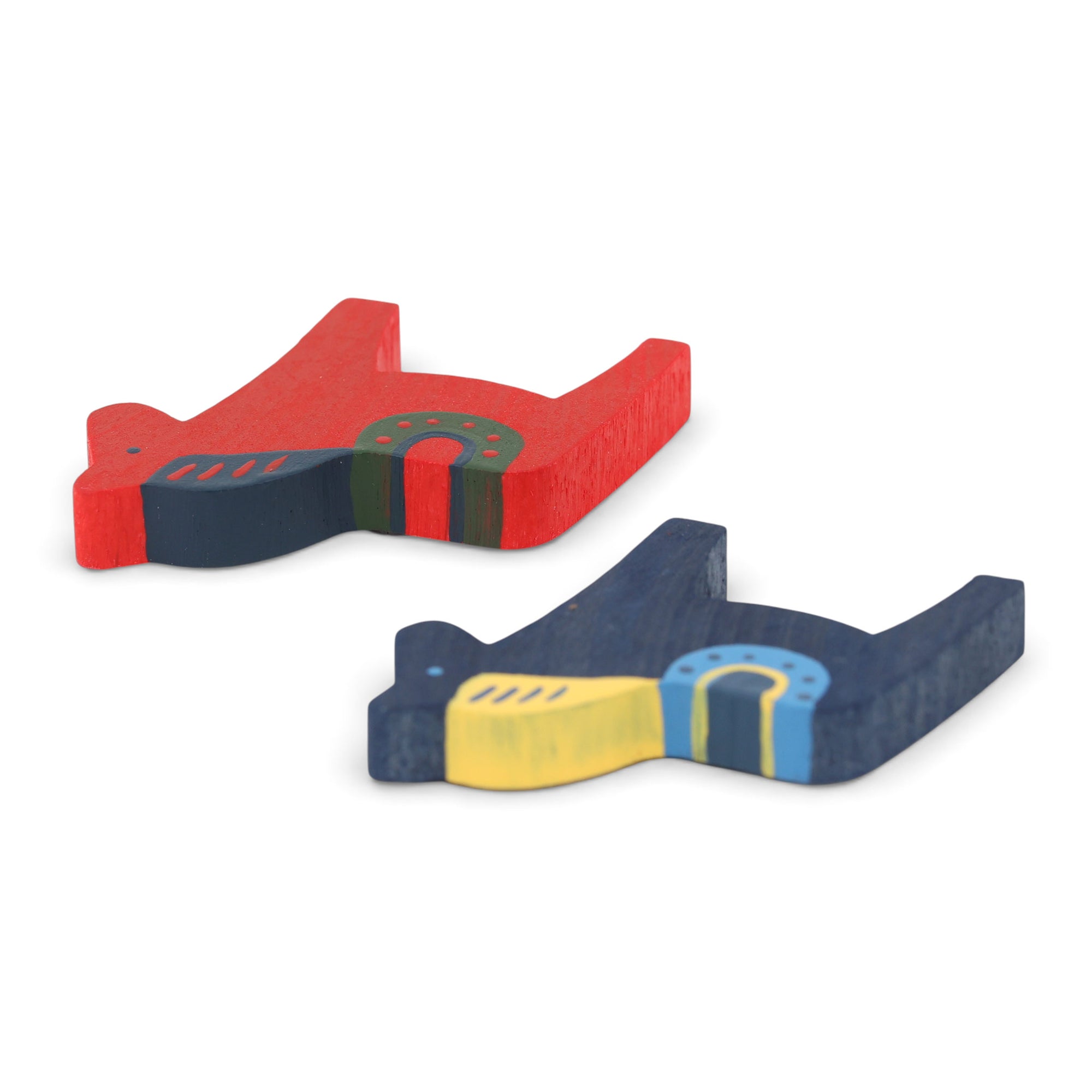 Larssons Tra（ラッセントレー）は、1946年にスウェーデンで創業した、北欧木工文化を代表するインテリア雑貨ブランドです。白樺や松など、北欧の厳しい気候の中で育った木材を厳選し、木目や繊維方向、乾燥特性まで考慮した設計と加工によって、素材本来の美しさと耐久性を丁寧に引き出しています。装飾を過度に施さず、形状・比率・余白によって表現されるミニマルな造形は、スウェーデンデザインの思想そのものとも言えます。オーナメントや木製雑貨、インテリア小物を中心に、量産でありながら工芸品に近い品質基準を維持し、空間に置いたときの佇まいや光の当たり方、経年による色味の変化までを見据えたものづくりによって、暮らしの質を静かに高めるスウェーデンの老舗ブランドです。