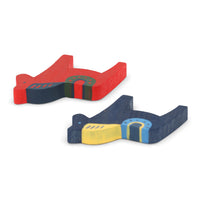 Larssons Tra（ラッセントレー）は、1946年にスウェーデンで創業した、北欧木工文化を代表するインテリア雑貨ブランドです。白樺や松など、北欧の厳しい気候の中で育った木材を厳選し、木目や繊維方向、乾燥特性まで考慮した設計と加工によって、素材本来の美しさと耐久性を丁寧に引き出しています。装飾を過度に施さず、形状・比率・余白によって表現されるミニマルな造形は、スウェーデンデザインの思想そのものとも言えます。オーナメントや木製雑貨、インテリア小物を中心に、量産でありながら工芸品に近い品質基準を維持し、空間に置いたときの佇まいや光の当たり方、経年による色味の変化までを見据えたものづくりによって、暮らしの質を静かに高めるスウェーデンの老舗ブランドです。