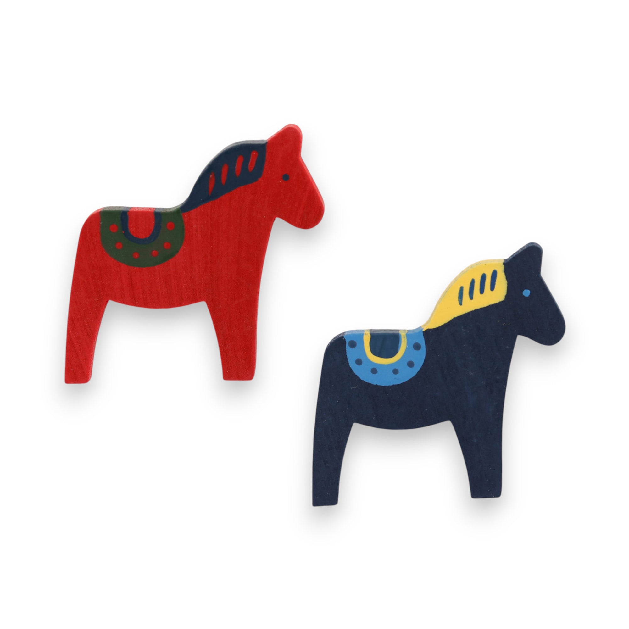 Larssons Tra（ラッセントレー）は、1946年にスウェーデンで創業した、北欧木工文化を代表するインテリア雑貨ブランドです。白樺や松など、北欧の厳しい気候の中で育った木材を厳選し、木目や繊維方向、乾燥特性まで考慮した設計と加工によって、素材本来の美しさと耐久性を丁寧に引き出しています。装飾を過度に施さず、形状・比率・余白によって表現されるミニマルな造形は、スウェーデンデザインの思想そのものとも言えます。オーナメントや木製雑貨、インテリア小物を中心に、量産でありながら工芸品に近い品質基準を維持し、空間に置いたときの佇まいや光の当たり方、経年による色味の変化までを見据えたものづくりによって、暮らしの質を静かに高めるスウェーデンの老舗ブランドです。