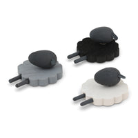 Larssons Tra（ラッセントレー）は、1946年にスウェーデンで創業した、北欧木工文化を代表するインテリア雑貨ブランドです。白樺や松など、北欧の厳しい気候の中で育った木材を厳選し、木目や繊維方向、乾燥特性まで考慮した設計と加工によって、素材本来の美しさと耐久性を丁寧に引き出しています。装飾を過度に施さず、形状・比率・余白によって表現されるミニマルな造形は、スウェーデンデザインの思想そのものとも言えます。オーナメントや木製雑貨、インテリア小物を中心に、量産でありながら工芸品に近い品質基準を維持し、空間に置いたときの佇まいや光の当たり方、経年による色味の変化までを見据えたものづくりによって、暮らしの質を静かに高めるスウェーデンの老舗ブランドです。