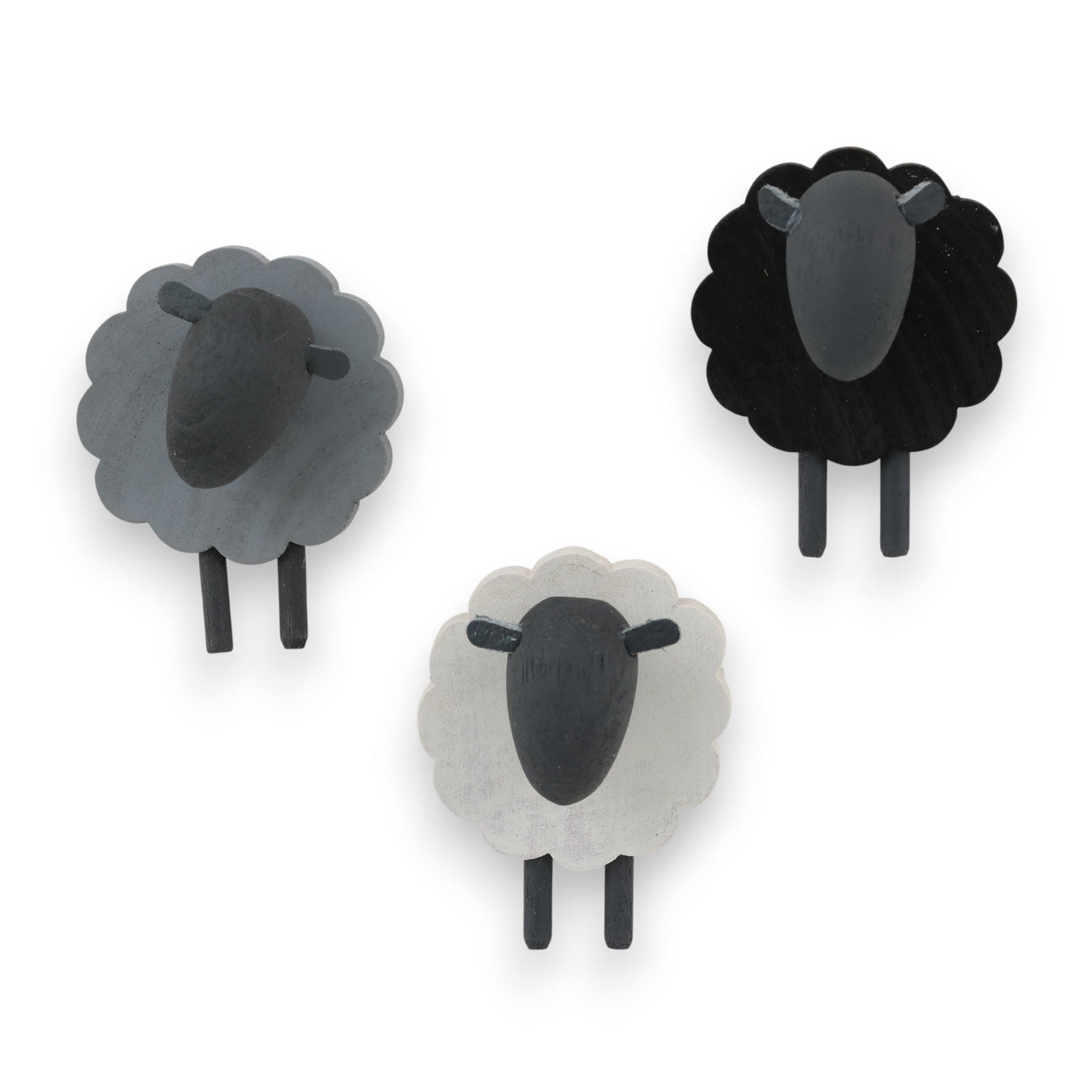 Larssons Tra（ラッセントレー）は、1946年にスウェーデンで創業した、北欧木工文化を代表するインテリア雑貨ブランドです。白樺や松など、北欧の厳しい気候の中で育った木材を厳選し、木目や繊維方向、乾燥特性まで考慮した設計と加工によって、素材本来の美しさと耐久性を丁寧に引き出しています。装飾を過度に施さず、形状・比率・余白によって表現されるミニマルな造形は、スウェーデンデザインの思想そのものとも言えます。オーナメントや木製雑貨、インテリア小物を中心に、量産でありながら工芸品に近い品質基準を維持し、空間に置いたときの佇まいや光の当たり方、経年による色味の変化までを見据えたものづくりによって、暮らしの質を静かに高めるスウェーデンの老舗ブランドです。