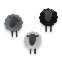 Larssons Tra（ラッセントレー）は、1946年にスウェーデンで創業した、北欧木工文化を代表するインテリア雑貨ブランドです。白樺や松など、北欧の厳しい気候の中で育った木材を厳選し、木目や繊維方向、乾燥特性まで考慮した設計と加工によって、素材本来の美しさと耐久性を丁寧に引き出しています。装飾を過度に施さず、形状・比率・余白によって表現されるミニマルな造形は、スウェーデンデザインの思想そのものとも言えます。オーナメントや木製雑貨、インテリア小物を中心に、量産でありながら工芸品に近い品質基準を維持し、空間に置いたときの佇まいや光の当たり方、経年による色味の変化までを見据えたものづくりによって、暮らしの質を静かに高めるスウェーデンの老舗ブランドです。