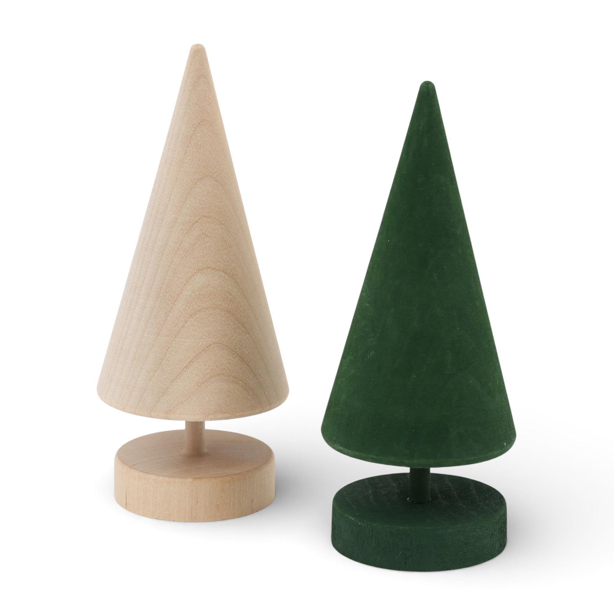 Larssons Tra（ラッセントレー）は、1946年にスウェーデンで創業した、北欧木工文化を代表するインテリア雑貨ブランドです。白樺や松など、北欧の厳しい気候の中で育った木材を厳選し、木目や繊維方向、乾燥特性まで考慮した設計と加工によって、素材本来の美しさと耐久性を丁寧に引き出しています。装飾を過度に施さず、形状・比率・余白によって表現されるミニマルな造形は、スウェーデンデザインの思想そのものとも言えます。オーナメントや木製雑貨、インテリア小物を中心に、量産でありながら工芸品に近い品質基準を維持し、空間に置いたときの佇まいや光の当たり方、経年による色味の変化までを見据えたものづくりによって、暮らしの質を静かに高めるスウェーデンの老舗ブランドです。