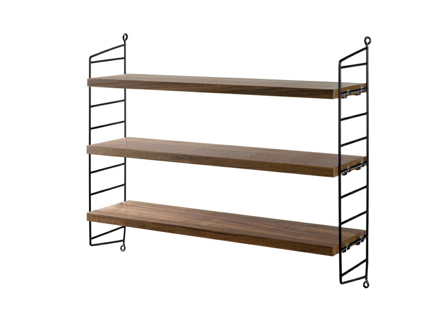 北欧スウェーデンデザインのストリングポケットシェルフ。CDや文庫本などを見た目にも美しく収納できるスリムな棚です。ストリングは拡張性に優れており自分の好み通りフレキシブルに組み合わせることが可能です。また軽量化にも優れており扱いやすい半面十分な安定性を兼ね備えています。北欧の家庭では大変人気のある棚であり、オフィスレイアウトなどにも適しています。空間に配置することにより、部屋に圧迫感を与えないのも特徴です。日本の住宅に取り付ける場合、ネジを取り付ける箇所の壁紙を予め1cm各程度小さく剥がしておき、ネジを取り外した際壁紙を再度貼りなおすことで目立たなくすることができると思います。