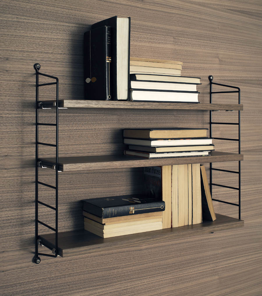 北欧スウェーデンデザインのストリングポケットシェルフ。CDや文庫本などを見た目にも美しく収納できるスリムな棚です。ストリングは拡張性に優れており自分の好み通りフレキシブルに組み合わせることが可能です。また軽量化にも優れており扱いやすい半面十分な安定性を兼ね備えています。北欧の家庭では大変人気のある棚であり、オフィスレイアウトなどにも適しています。空間に配置することにより、部屋に圧迫感を与えないのも特徴です。日本の住宅に取り付ける場合、ネジを取り付ける箇所の壁紙を予め1cm各程度小さく剥がしておき、ネジを取り外した際壁紙を再度貼りなおすことで目立たなくすることができると思います。