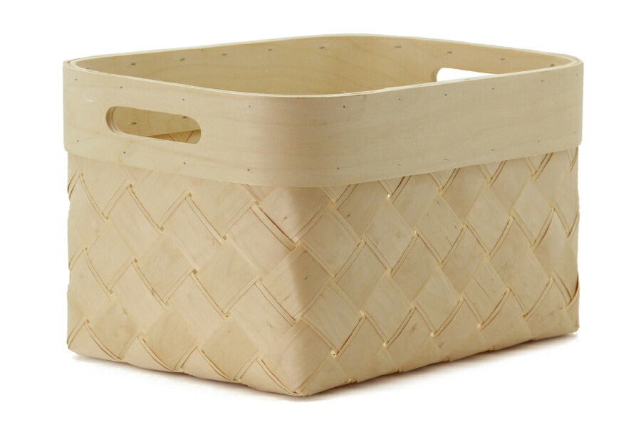 北欧の中でも特にフィンランドでは、バーチ材のかごが古くから人気があります。その多くは南のエストニアで製造されています。すべて職人さんが一つ一つ手作業で造ったハンドメイド品。こちらはイッタラやベルソデザイン社のコラボバスケットを製造しているメーカーへオリジナルオーダーで作成してもらった商品となります。