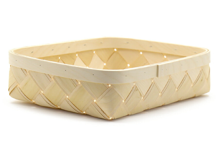 北欧の中でも特にフィンランドでは、バーチ材のかごが古くから人気があります。その多くは南のエストニアで製造されています。すべて職人さんが一つ一つ手作業で造ったハンドメイド品。こちらはイッタラやベルソデザイン社のコラボバスケットを製造しているメーカーへオリジナルオーダーで作成してもらった商品となります。