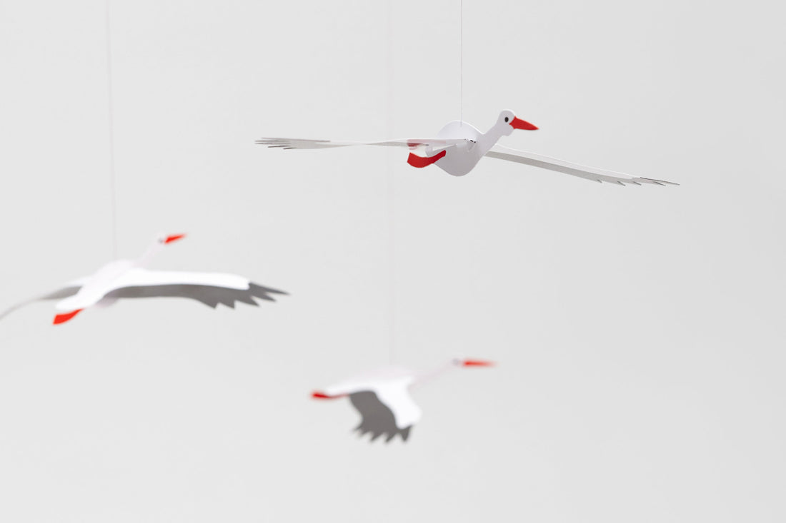 Flensted Hanging Art（フレンステッド・ハンギングアート）は、1954年にデンマークで誕生した北欧モビールの老舗ブランドです。創業者クリスチャン・フレンステッドと妻グレーテが自宅で最初のモビールを作ったことから始まり、現在も家族経営のもと、すべて手作業で丁寧に製作されています。風や空気の流れで繊細に揺れるモビールは、リビングや寝室、子供部屋、玄関、オフィスなど、さまざまな空間に静けさと調和をもたらします。北欧インテリアやモダンアートと調和するシンプルで洗練されたデザインは、出産祝いや引越し祝い、誕生日などのギフトにも最適。2024年にはブランド名を「Flensted mobiles」から「Flensted Hanging Art」へ刷新し、アート性とハンドメイドの温もりをそのままに、より現代的な世界観を発信しています。癒しの空間演出を求める方におすすめのインテリアアートです。